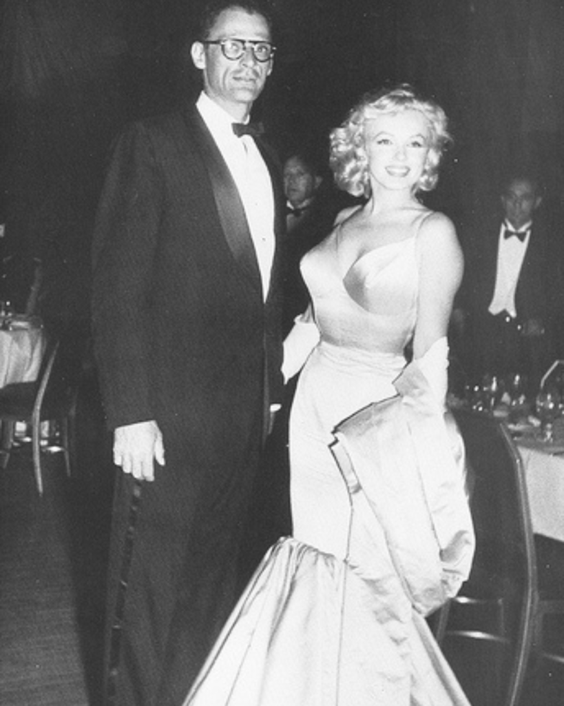 Imagem em preto e brando de Marilyn Monroe em seu casamento usando um vestido de noiva sereia.