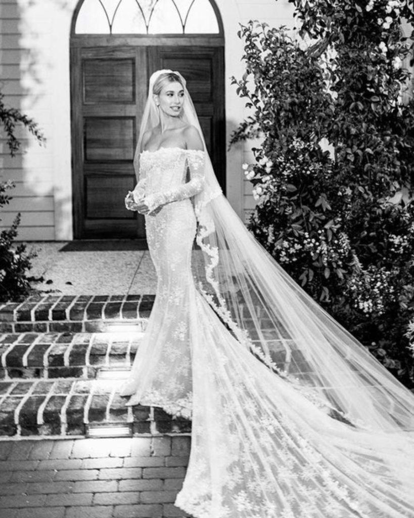 Imagem em preto e brando de Marilyn Monroe em seu casamento usando um vestido de noiva sereia..