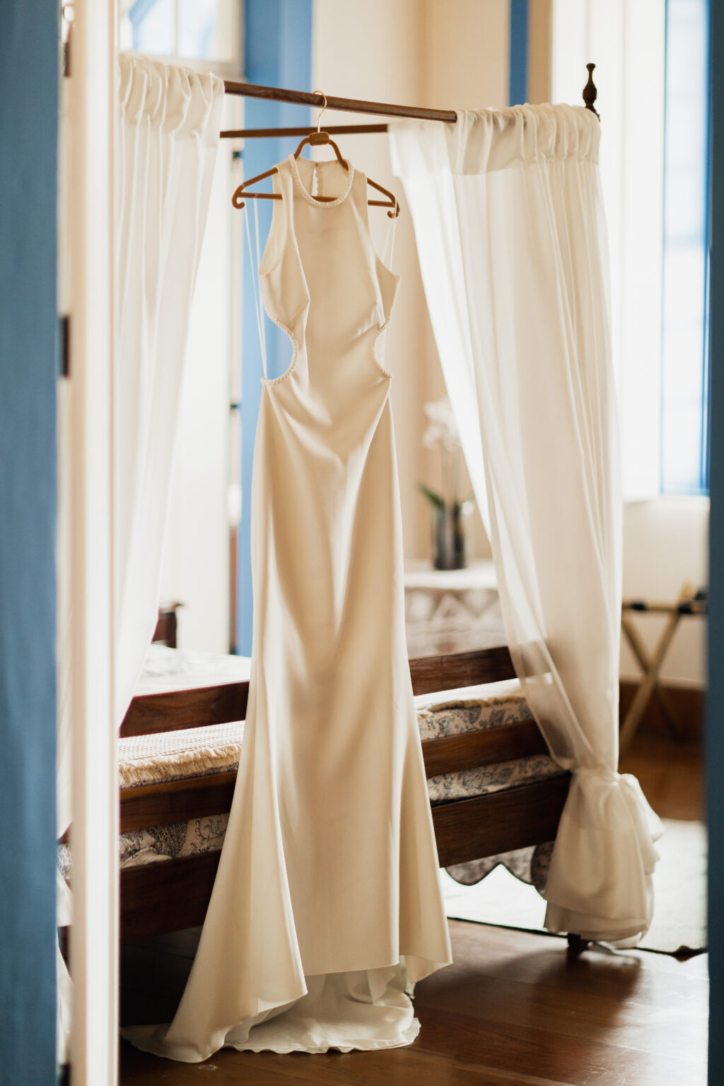 Vestido de noiva pendurado em cabide