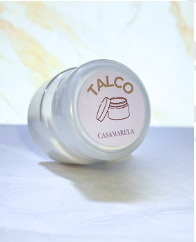 Imagem de um pequeno frasco transparente contendo talco, com rótulo personalizado de CASAMARELA.
