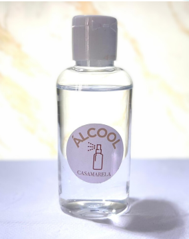 Imagem de um pequeno frasco transparente contendo álcool, com rótulo personalizado de CASAMARELA.