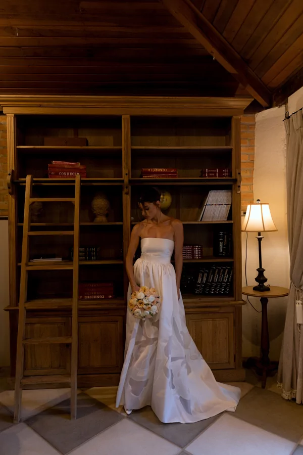 Camila Couto posa para foto utilizando um vestido de noiva Jesus Peiró, com decote cai-cai, silhueta estruturada e saia godê romântica